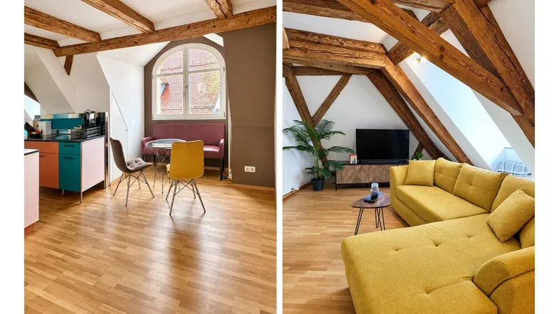 Heller Dachgeschossbereich mit offener Küche, Wohnzimmer, Holzbalken und schrägen Decken.
