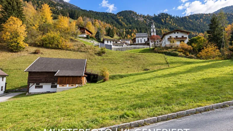 Malerische Herbstlandschaft mit traditionellen Häusern, einer Kirche und Bergen unter blauem Himmel.