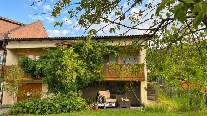 Gemütliche Terrasse mit Sitzgelegenheiten und Blick ins Grüne, umgeben von üppiger Vegetation.