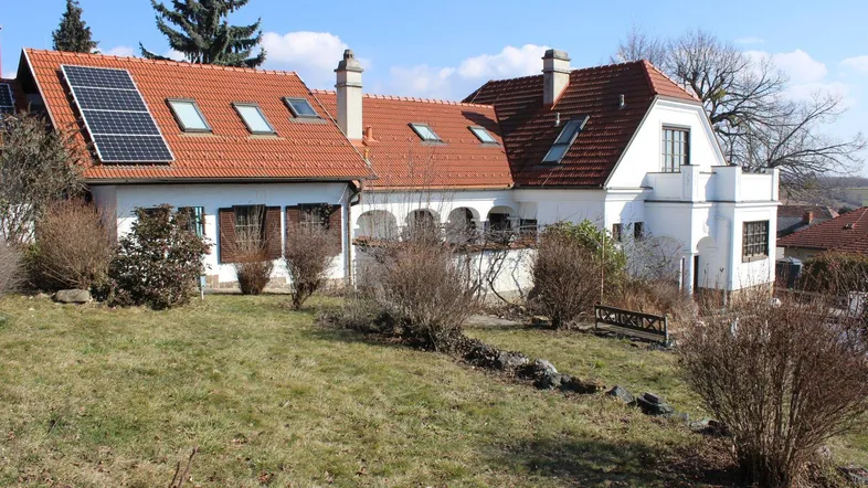 Großzügiges Wohnhaus mit Ziegeldach, Solaranlage und weitläufigem Gartenbereich in sonniger Lage.