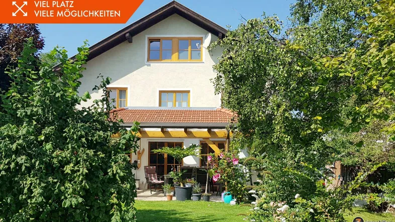 Charmantes Einfamilienhaus mit gepflegtem Garten, sonniger Terrasse und viel Grünfläche.