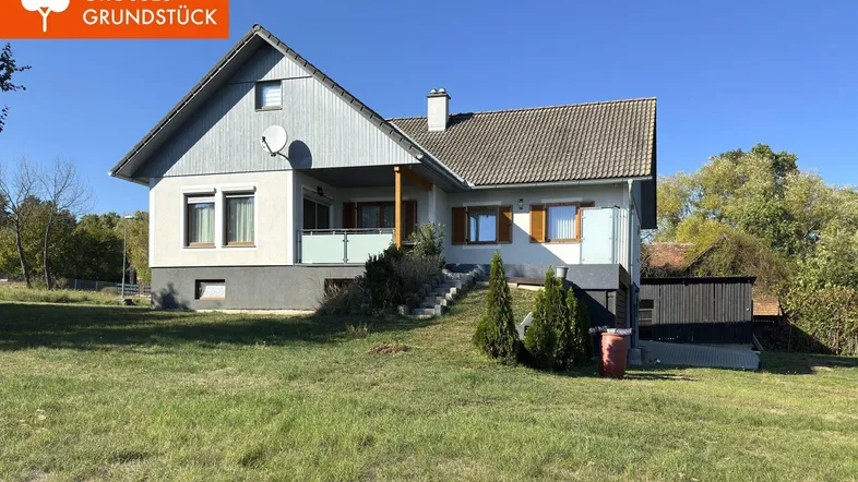 Freistehendes Einfamilienhaus mit großem Grundstück und Garten in ländlicher Umgebung.