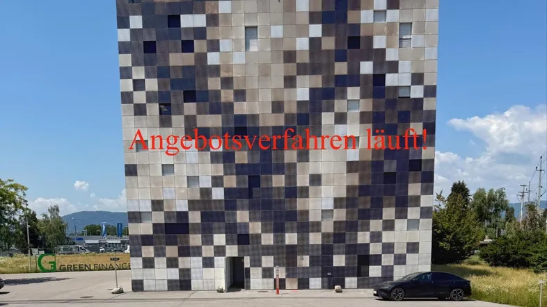 Modernes Gebäude mit einer einzigartigen Fassade aus quadratischen Elementen unter blauem Himmel.