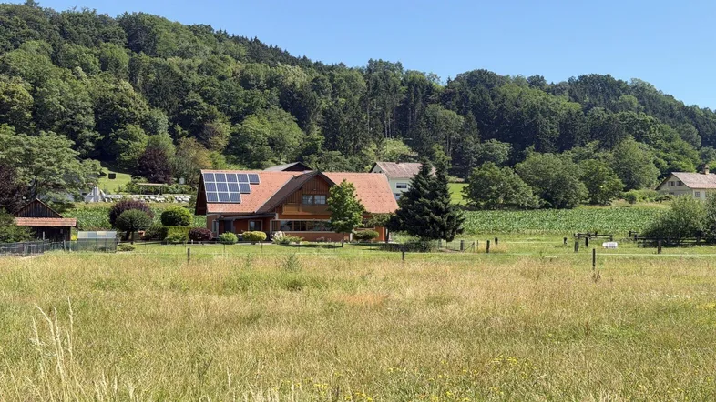 Ländliches Anwesen mit Einfamilienhaus, Photovoltaikanlage und weitem Blick auf die Natur.