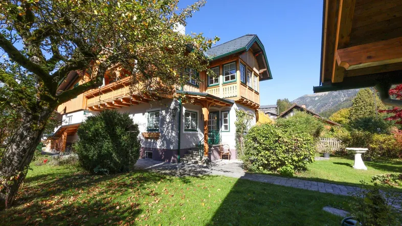 Charmantes Haus im alpinen Stil mit gepflegtem Garten, Obstbäumen und sonniger Lage.