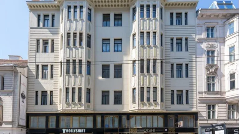 Historisches Gebäude mit eleganter Fassade und großen Fenstern im Stadtzentrum.