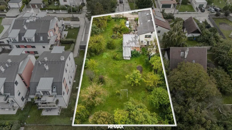 Luftaufnahme eines Grundstücks mit Bestandsgebäude und großem Garten, umgeben von Wohnbebauung.