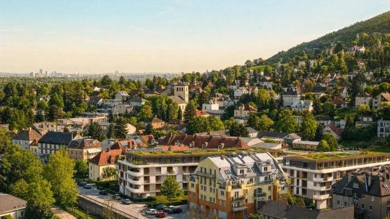 Panoramablick über eine malerische Stadtlandschaft mit Weinbergen und grünen Hügeln unter blauem Himmel.