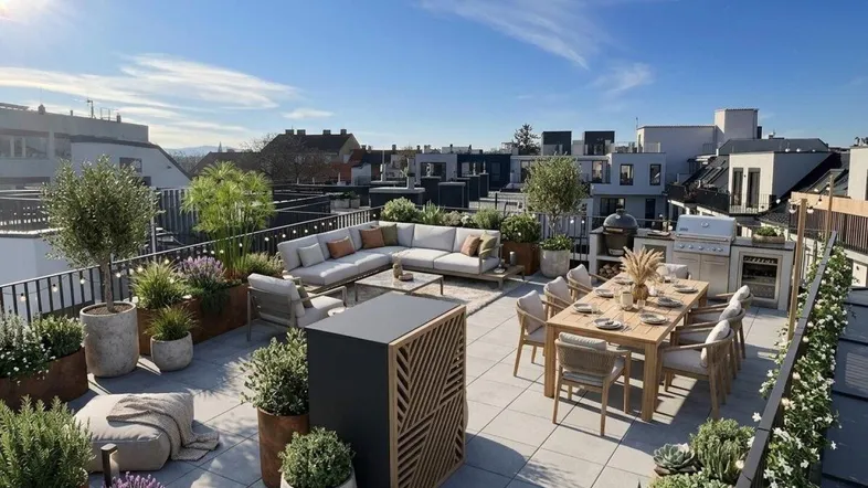 Große Dachterrasse mit luxuriösen Gartenmöbeln, Pflanzen und einer Außenküche unter blauem Himmel.