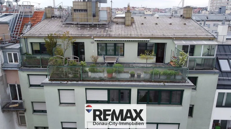Dachgeschosswohnung mit großer Terrasse und Blick über die Stadt.