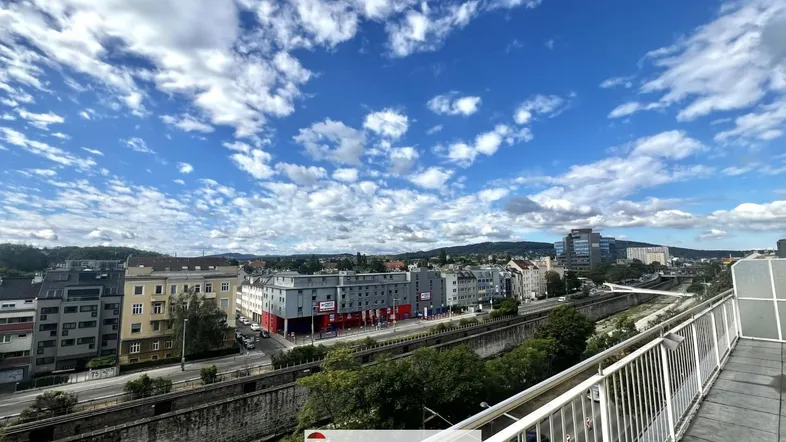 Große Terrasse mit Metallgeländer bietet einen weiten Blick über die Stadt und die umliegende Bebauung.