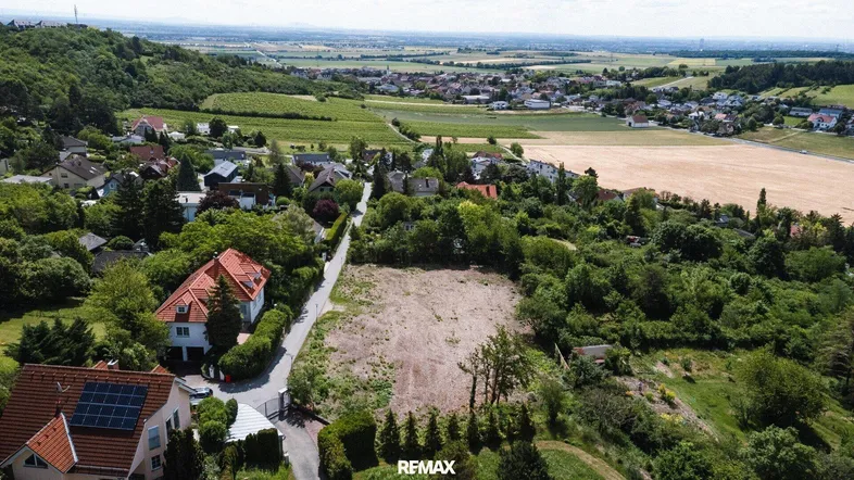Luftaufnahme eines unbebauten Grundstücks in ländlicher Umgebung mit Weitblick.