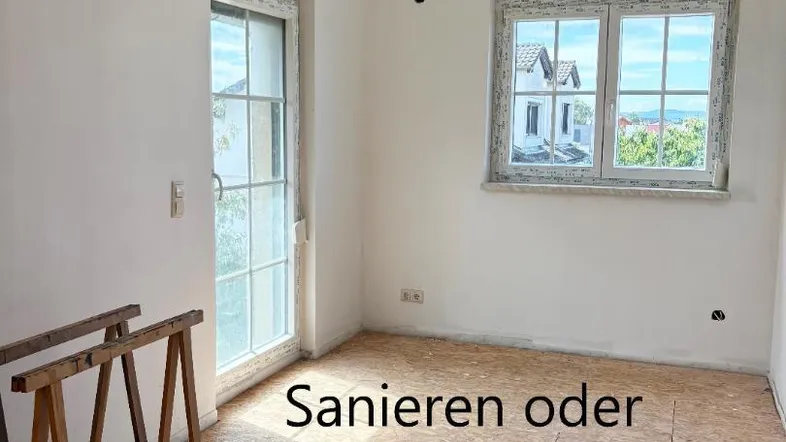 Unfertiger Raum mit Rohbau-Boden und Fenstern, bereit für die Sanierung des Hauses.