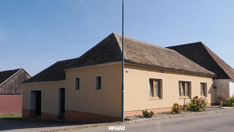 Ansicht des Einfamilienhauses von der Straße mit traditioneller Architektur und Satteldach.