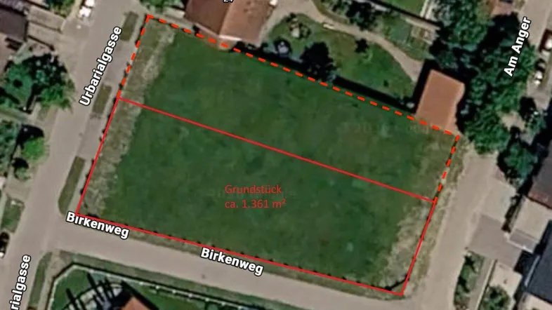 Luftaufnahme eines Baugrundstücks von ca. 1.361 m² mit umliegenden Straßen und Häusern.