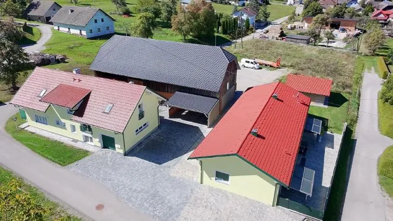Luftaufnahme von mehreren Gebäuden und einem großen Grundstück in ländlicher Umgebung.