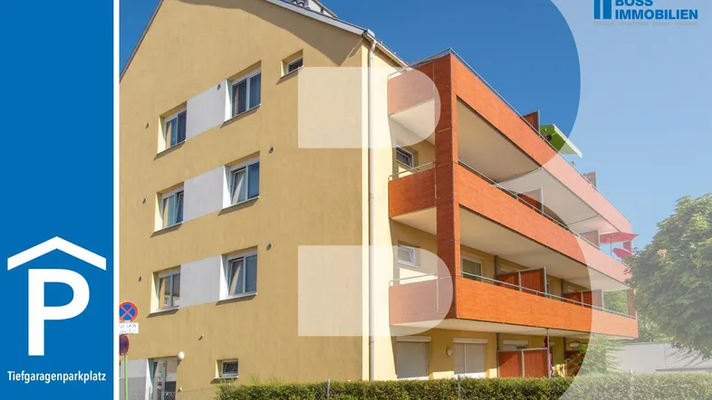 Modernes Mehrfamilienhaus mit Balkonen und Tiefgaragenparkplatz-Werbung im Vordergrund.