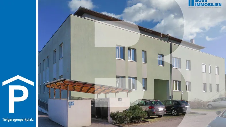 Gebäudeansicht mit Tiefgaragenparkplatz und Außenstellplätzen unter einem schützenden Dach.