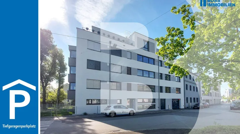 Modernes Mehrfamilienhaus mit klarer Architektur und großen Fenstern unter blauem Himmel.