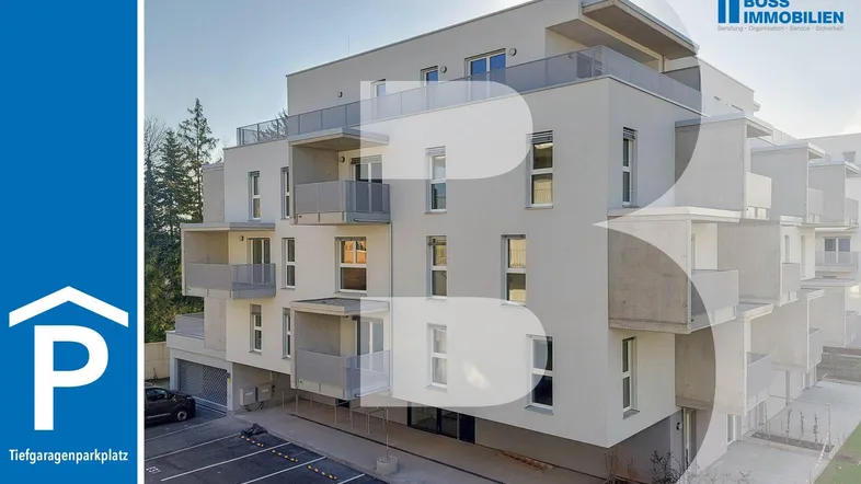 Modernes Mehrfamilienhaus mit Balkonen und Außenparkplätzen, inklusive Hinweis auf Tiefgaragenparkplatz.