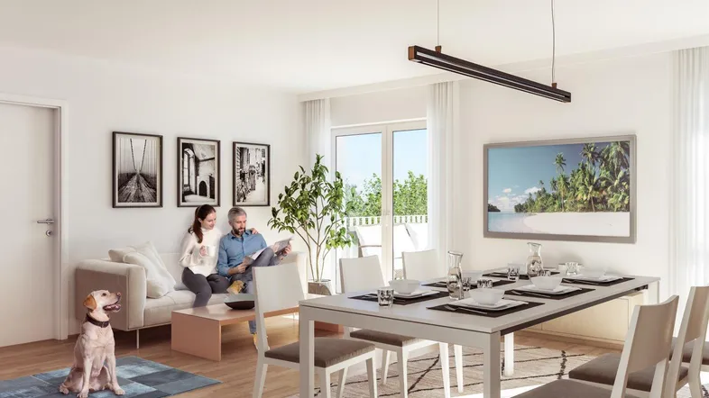 Helles Wohn- und Esszimmer mit Holzboden, Balkonzugang und moderner Einrichtung, ideal für gesellige Stunden.