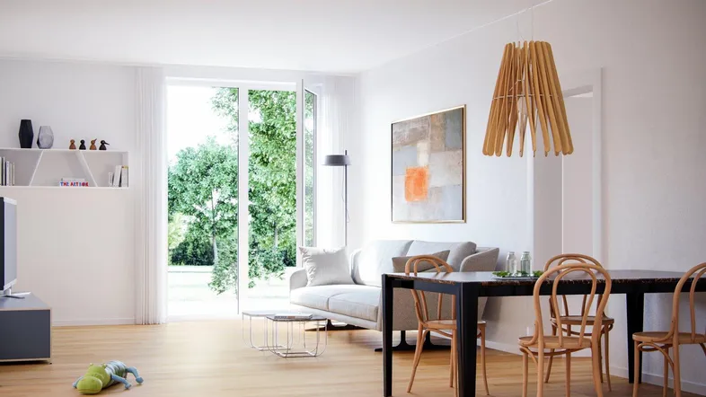 Helles, offenes Wohn-Esszimmer mit Holzboden, modernen Möbeln und Zugang zum Garten.