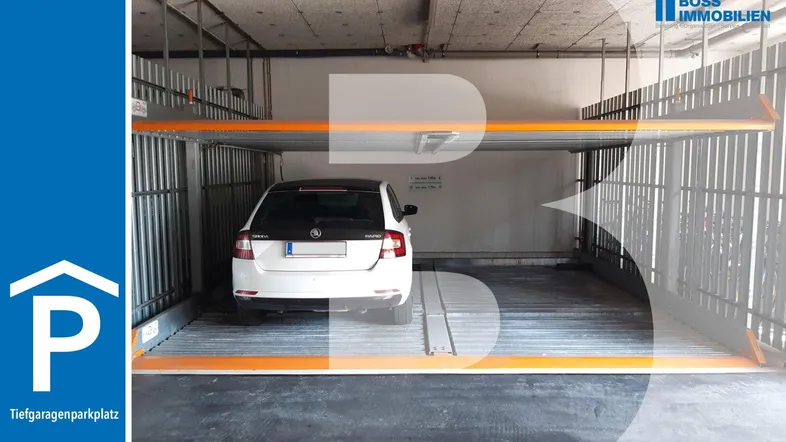 Mechanischer Doppelparker in einer Tiefgarage mit einem geparkten Auto auf Betonboden.