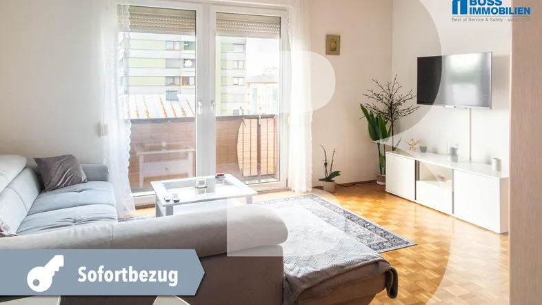 Helles Wohnzimmer mit Parkettboden, bequemer Couch und Zugang zum Balkon.