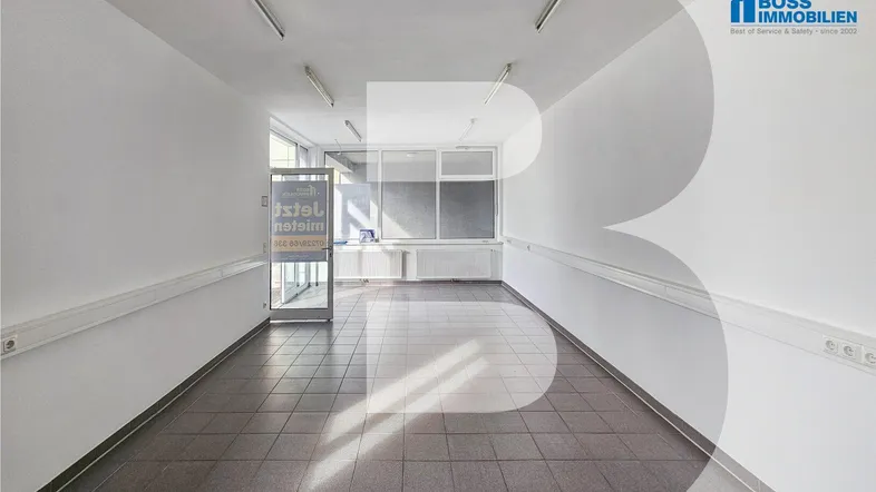 Heller, leerer Gewerberaum mit Fliesenboden und großen Fenstern, ideal für Büro oder Laden.