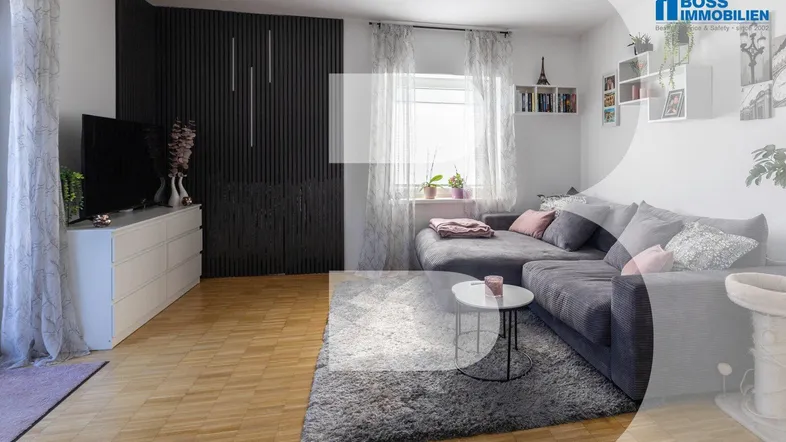 Helles Wohnzimmer mit modernem Sofa, Holzboden und dekorativer schwarzer Wandverkleidung.