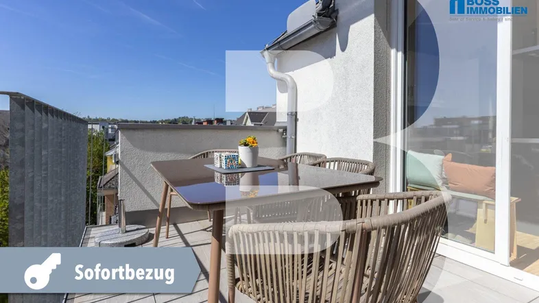 Sonniger Balkon mit modernen Outdoor-Möbeln, Fliesenboden und Blick auf die städtische Umgebung.