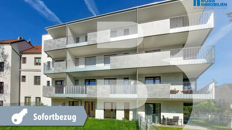 Moderne Wohnanlage mit mehreren Balkonen und einer kleinen Terrasse im Erdgeschoss.
