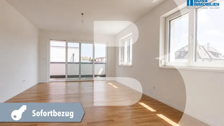 Heller Wohnraum mit Holzboden, großen Fenstern und direktem Zugang zu einem Balkon, bereit zum sofortigen Bezug.