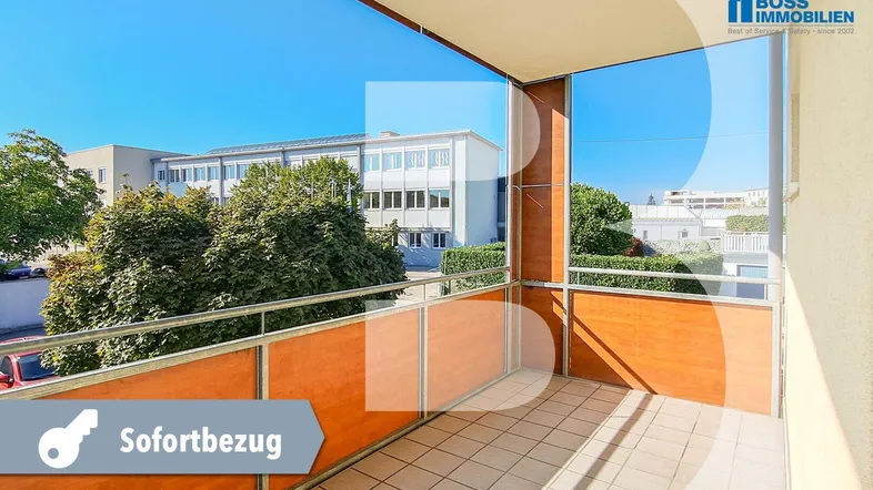 Heller Balkon mit Fliesenboden und Holzverkleidung, bietet einen angenehmen Blick auf die Umgebung.