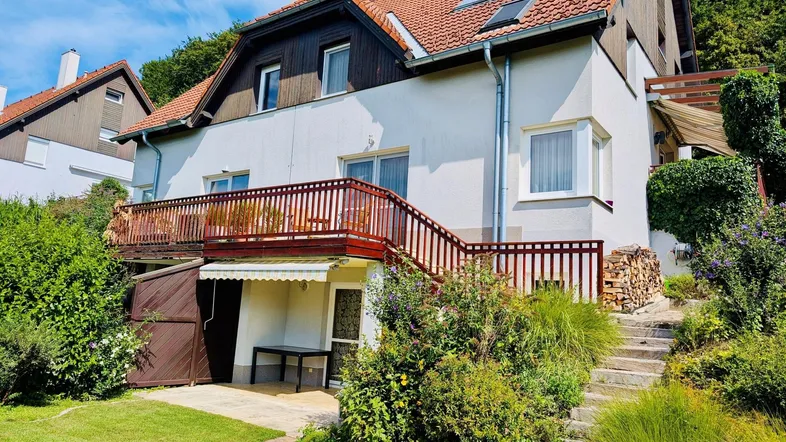 Gablitz - top-gepflegtes Reihenhaus in Split-Level-Bauweise mit großer Süd-Terrasse und schönem Garten