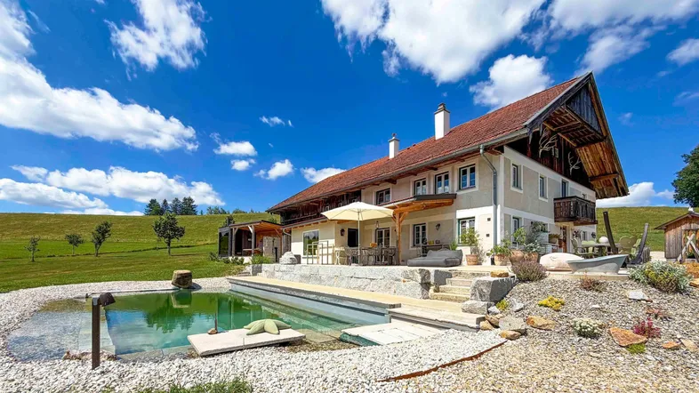 Charmantes Landhaus mit großzügiger Terrasse, Naturpool und weitem Blick ins Grüne.