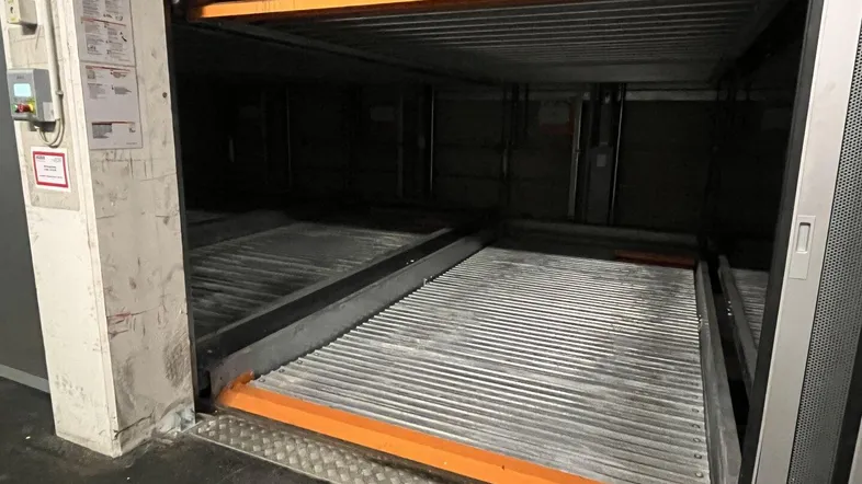 Automatisches Parksystem in einer Tiefgarage mit mehreren Ebenen für effizientes und platzsparendes Parken.