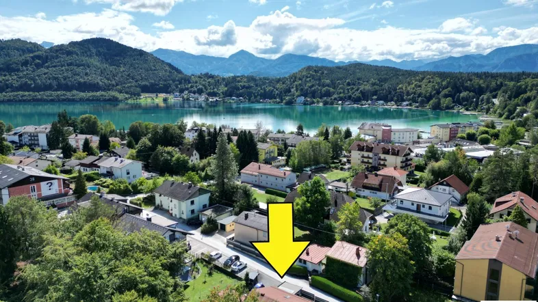 Luftaufnahme des Anwesens mit Blick auf den See und die umliegende Berglandschaft.
