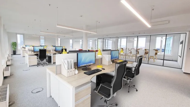Helles Großraumbüro mit modernen Arbeitsplätzen, Teppichboden und Glasabtrennungen zu Besprechungsräumen.