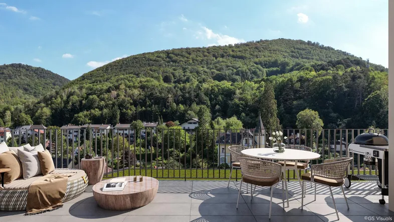 Geräumige Terrasse mit modernen Gartenmöbeln, Grillbereich und weitem Blick auf die bewaldeten Hügel.