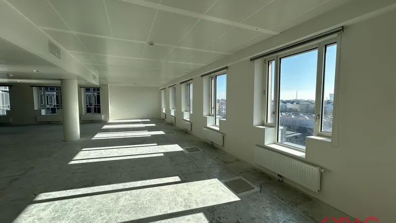 Geräumiger, unmöblierter Büroraum mit großen Fenstern und viel Tageslicht, bereit für den Ausbau.