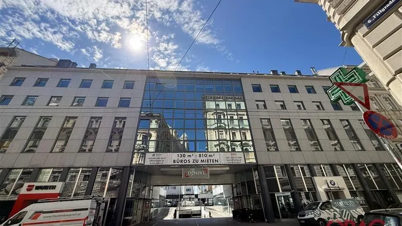 Modernes Geschäftsgebäude mit Glasfassade und Büros zur Miete in zentraler Stadtlage.