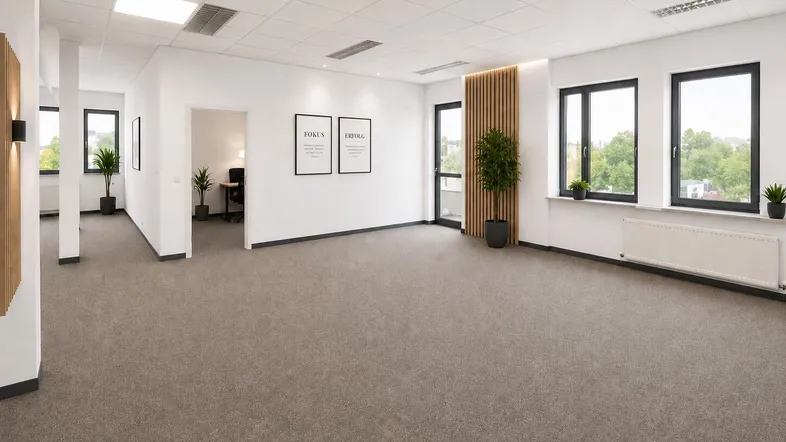 Geräumiges, modern gestaltetes Büro mit Teppichboden und großen Fenstern, die viel Tageslicht hereinlassen.