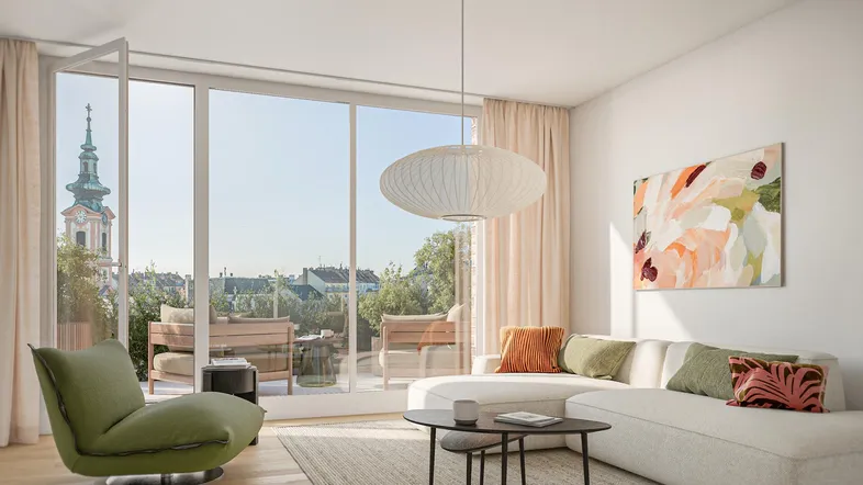 Helles Wohnzimmer mit großen Fenstern, Holzboden und Zugang zu einem Balkon mit Kirchturmblick.