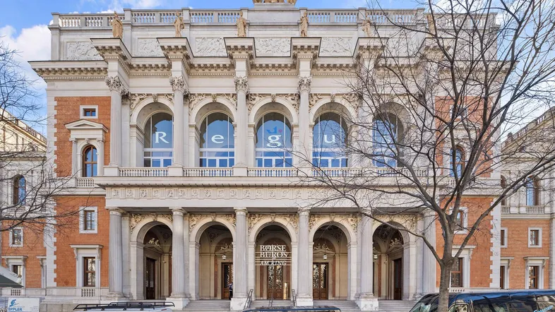 Prächtige Fassade eines historischen Gebäudes mit klassischer Architektur und detaillierten Verzierungen.