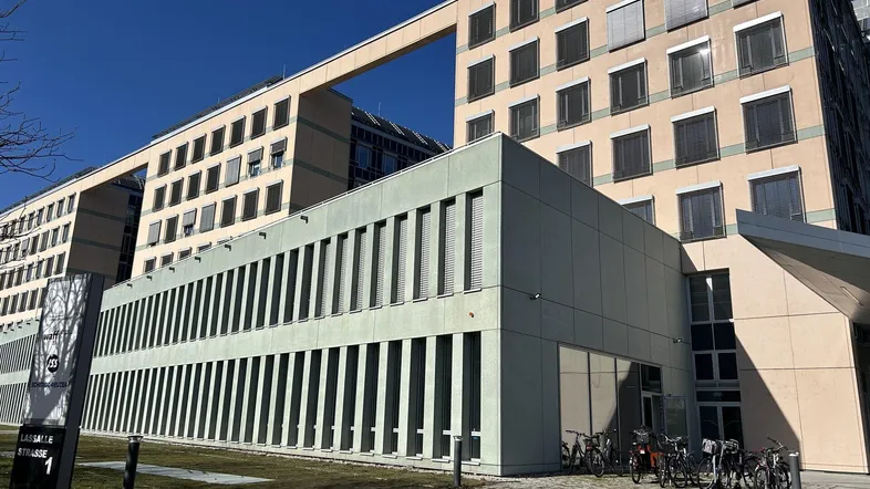 Modernes Bürogebäude mit markanter Architektur und Fahrradstellplätzen an der LaSalle Straße.