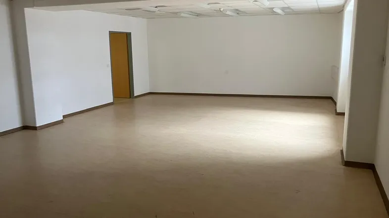 Großer, leerer Büroraum mit hellen Wänden und abgehängter Decke, bereit für die individuelle Gestaltung.