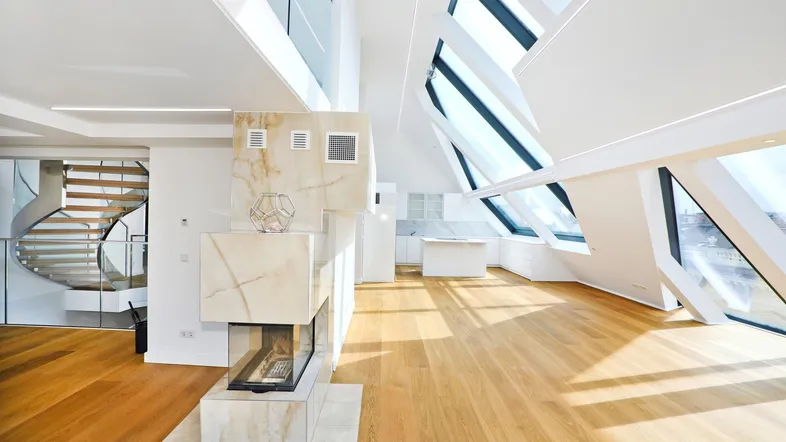 Großzügiger, lichtdurchfluteter Wohnbereich mit modernem Kamin, Holzfußboden und Wendeltreppe.