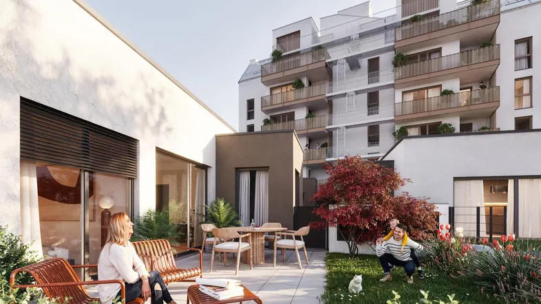 Visualisierung eines modernen Gartens mit Terrasse und Sitzgelegenheiten vor einem Wohngebäude.