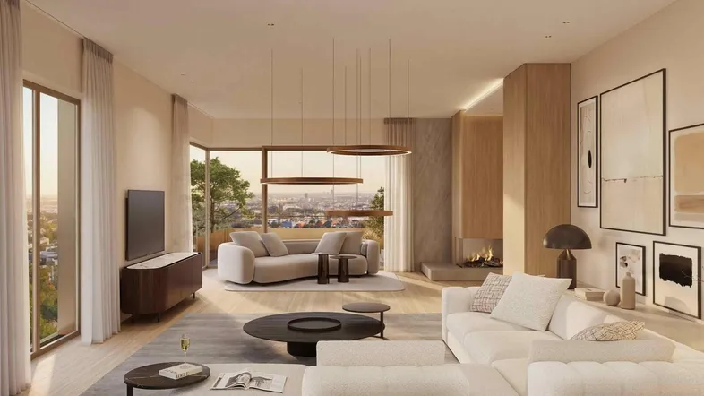 Modernes Wohnzimmer mit eleganten Möbeln, Kamin und weitem Stadtblick durch große Fenster.